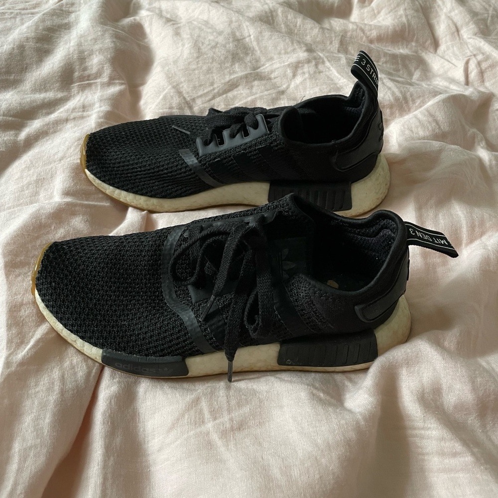 black adidas nmd-r1 shoes
